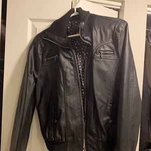 New Black leather like vinyl bomber jacket size large g21